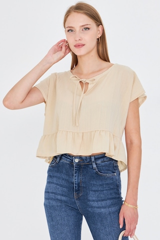 Armonika Kadın Krem Yarasa Kol Yakası Bağlamalı Eteği Fırfırlı Oversize Crop Bluz Arm-24y001088