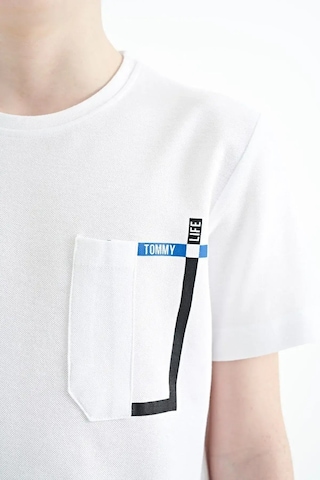 Tommy Life Beyaz Cep Detaylı O Yaka Standart Kalıp Erkek Çocuk T-shirt - 11120