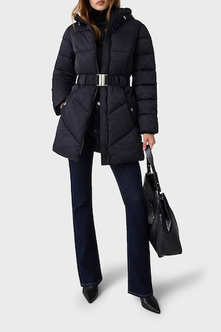 Guess Logolu Kapüşonlu Yaka Orta Boy Şişme Mont W6bl50w4144 Kadın Mont W6bl50 W4144 Jblk Siyah