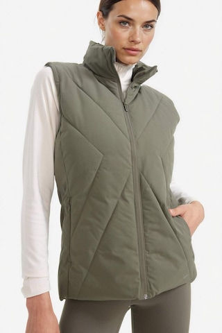 Defacto Defactofit Su İtici Slim Fit Dar Kesim Fermuarlı Sporcu Su Geçirmez Yelek E9210ax25aukh422 Haki