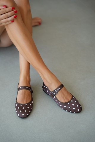 Selin Shoes Celeste Puantiye Desen Düz Taban Ayarlanabilir Toka Detay Kadın Babet- Kahverengi
