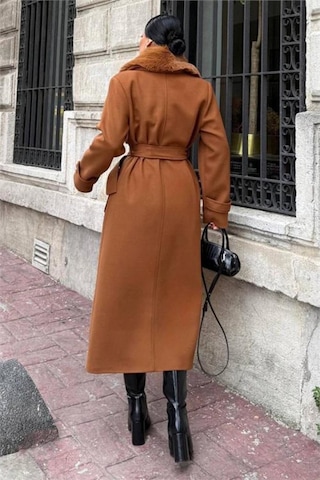 Neşeli Butik Kadın Cep Detaylı Kuşaklı Yaka Kürklü Tam Boy Kaşe Kaban Nbstr1003 Taba