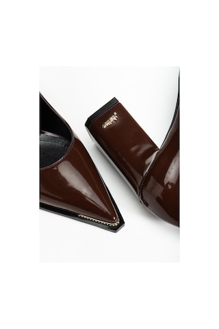 Suins Premium Verty Model Kadın Kalın Topuklu Burnu Taşlı Rugan Stiletto Ayakkabı Kahve