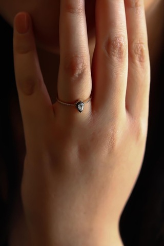 Semiz Altın 0.08 Karat Damla Elmas Yüzük