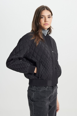 Loose Fit Rahat Kesim Kapitone Detaylı Siyah Bomber Ceket W242741001 Siyah