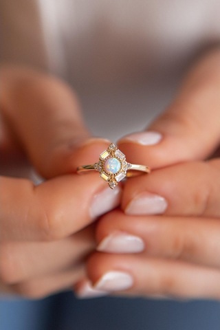 Kare Tasarım Beyaz Opal Altın Yüzük