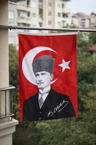 Kalpaklı Atatürk Detaylı Türk Bayrağı 70x105 Cm Balkon, Okul Ve Ev İçin Tek Ebat