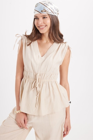 Tudors Kadın Standart Fit Normal Kesim V Yaka Beli Büzgülü Bağcıklı Bluz Geniş Paça Bej Pantolon Takım-51025