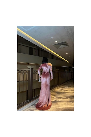 DefyModa Kadın Minimal Esnek Kadife Kumaş Tek Omuz Abiye Elbise Gülkurusu