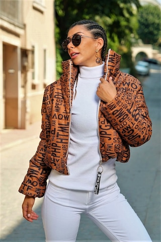 Kadın Kahverengi Yazılı Dik Yaka Su Geçirmez Kısa Şişme Mont