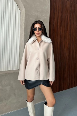 Kadın Bej Kürk Yakalı Kısa Ceket Kaşe Kumaş Oversize Geniş Kol Düğmeli Kışlık Ekru