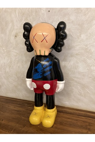 Kaws Büyük Ayakta