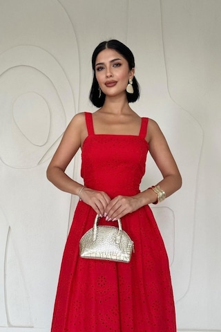 The İstanbul Kırmızı Askılı Aparatlı Brode Elbise Kırmızı