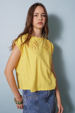 Nisan Cutwork Nakış Detaylı T-shırt Sarı