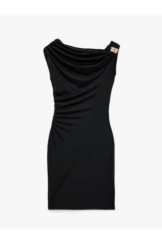 Koton Slim Fit Aksesuar Detaylı Asimetrik Kayık Yaka Drapeli Kolsuz Mini Elbise Siyah 6sak80197ek Siyah