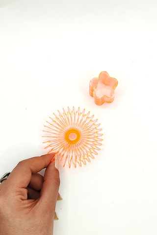 Çiçek Şekilli Neon Turuncu Stres Yayı Oyuncak Stres Yayı - 3 Cm Çapında - 1 Adet