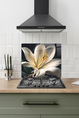 Gökçeoğlu Cam Ocak Arkası Koruyucu Cam Koruyucu Tezgah Ankastre Arkası Siyah Fon Beyaz Zambak Temalı 52cm X 60cm Çok Renkli