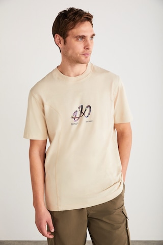 Grimelange Pablo Erkek %100 Organik Pamuklu Regular Önü Baskılı Dikiş Dekoratif Detaylı Bej T-shirt Bej