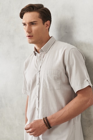 AC&Co / Altınyıldız Classics Erkek Gri Comfort Fit Düğmeli Yaka %100 Pamuk Flamlı Kısa Kollu Casual Gömlek 4A2022200132GRIS Gri