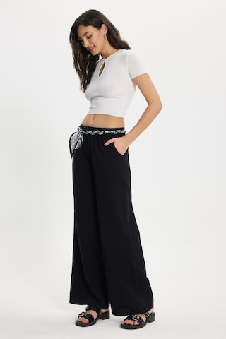 Tudors Kadın Relax Fit Rahat Kesim %100 Pamuk Beli Lastikli Fular Detaylı Çift Cepli Siyah Pantolon-50654