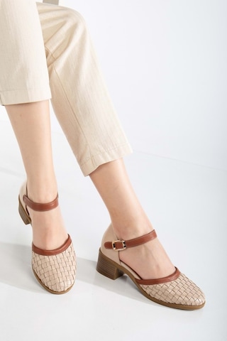 Analin Shoes Kadın Hakiki Deri Burnu Kapalı Örgülü Sandalet Bej