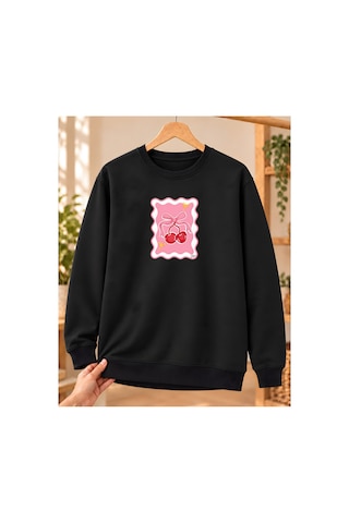 Mor Mürekkep Kadın %100 Pamuk 3 İplik Şardonlu Pembe Çerçeveli Kiraz Baskılı Bisiklet Yaka Sweatshirt Siyah