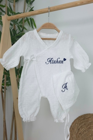 Gros Shop Müslin Yeni Doğan 2katlı Organik %100pamuk Kişiye Özgü Nakışlı Hastane Çıkış Seti Kalpli Model-2 Ekru