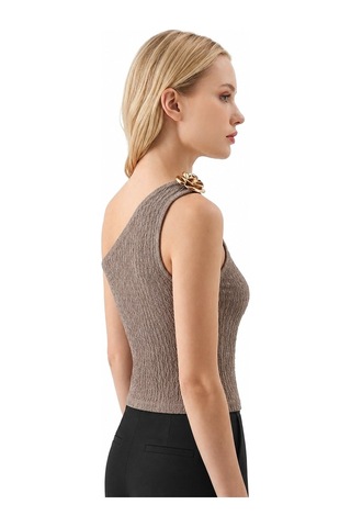 Cottonhıll Premium - Tide Collection Vizon Tek Omuz Çiçek Aksesuarlı Bürümcük Dokulu Kadın Crop Bluz VİZON