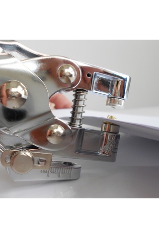 Aubyhe Metal Perforetatör, 30 Sayfa Kapasitesi, 4-13mm Uyumlu Giriş Derinliği, 5mm Delik Çapı - El İle Kullanım Gümüş