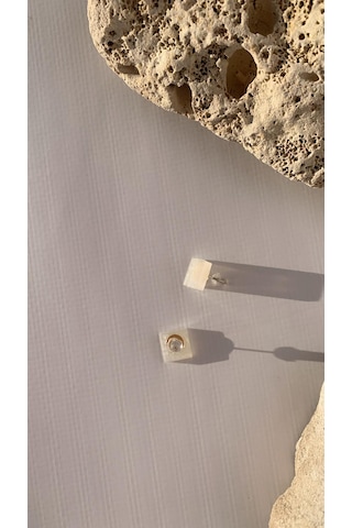Sedefli Beyaz Renkli Küçük Kare Şekil Gold Aksesuarlı Epoksi Küpe Çok Renkli