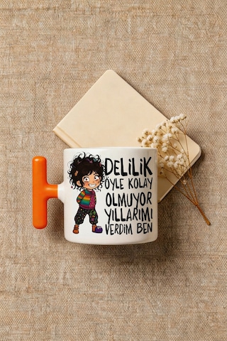 Delilik Öyle Kolay Olmuyor Yıllarımı Verdim Ben Yazılı Baskılı Seramik Hediye Kupa Bardak Çok Renkli