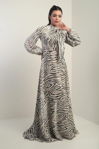 By Saygı Kadın Fular Detaylı Astarlı Zebra Desenli Saten Uzun Elbise-41147 Bej