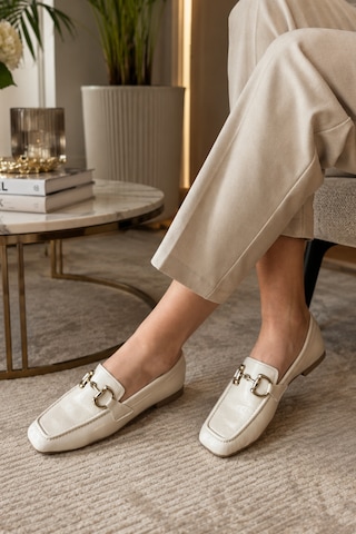 Kadın Loafer Makosen Metal Tokalı Rugan Günlük Ayakkabı Krem