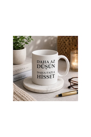 Motivasyon Serisi Daha Az Düşün, Daha Fazla Hisset Çift Taraflı Baskılı Seramik Kupa 300 Ml Premium Kahve Kupası Beyaz