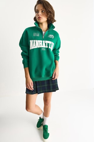 Shade Kadın Nakışlı Yarım Fermuarlı Polo Yaka Şardonlu Oversize Sweatshirt 10002 60283528 - Yeşil