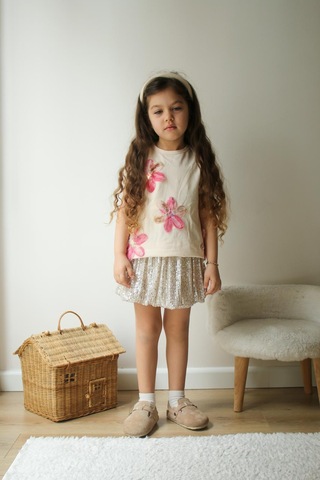 Kız Çocuk Tül Çiçek Aplike Detaylı Pamuklu Tshirt Gümüş Renk Detaylı Mini Balon Etek Altüst Takım Beyaz Pembe Beyaz - Pembe
