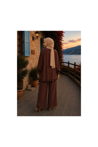 Hira Life Fashion Kadın Çilek Kumaş Dik Yaka Düğmeli Fırfır Detaylı Tesettür Tunik Pantolon İkili Takım Kahverengi Kahverengi