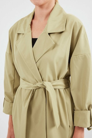 Gabria Kol Katlamalı Bel Bağlamalı Trenchcoat Yeşil
