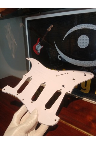 Elektro Gitar Pickguard Beyaz 11 Delik S/s/s Konfigürasyon 4-ply Tortoise Shell Strat Pickguard