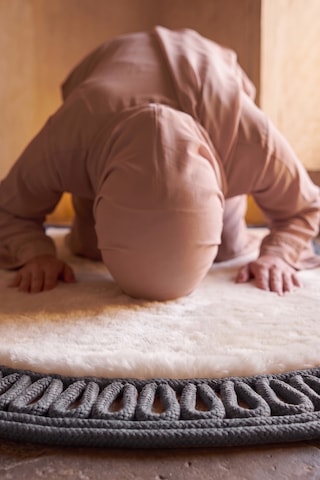 Merplush Mihraplı Peluş Seccade 75x130 Cm Süet Taban Yıkanabilir Yumuşak Namaz Halısı Krem - Füme