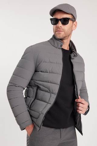 Tudors Erkek Regular Fit Klasik Kesim Dik Yaka Çift Cepli Sıcak Tutan Gri Şişme Mont-41801 Gri