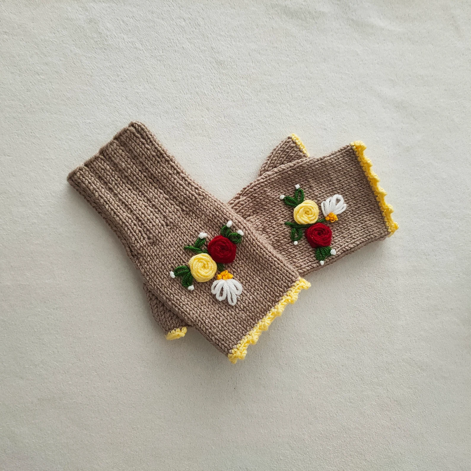 Newdaycraft El Örgüsü Gül Nakışlı Bej Parmaksız Eldiven