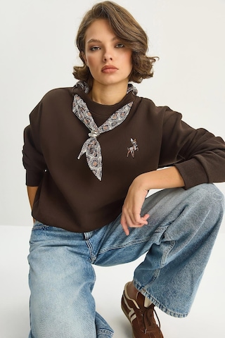 Shade Kadın Fular Detaylı Ceylan Nakışlı Üç İplik Şardonlu Oversize Sweatshirt 6916 60283615 - Acı Kahve Çok Renkli