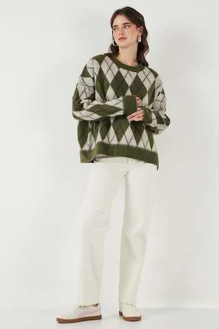 Lela Oversize Fit Bisiklet Yaka Baklava Desenli Yumuşak Dokulu Bayan Kazak 4616223 Haki