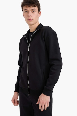 DeFacto Comfort Regular Fit Rahat Kalıp Dik Yaka Cepli Basic Düz Fermuarlı Sweatshirt A5276AX25SPBK81