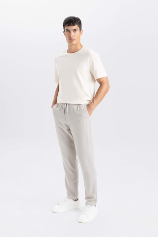 DeFacto Yazlık Jogger Pantolon Slim Fit Dar Kesim Beli Bağcıklı Cepli Düz Paça D8638AX24AUGR107