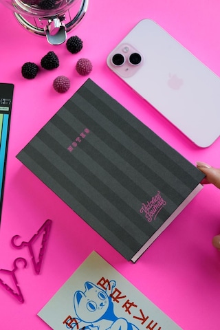 Masa Üstü Sert Kapaklı Notluk. 80 Gram Ivory Kağıt , 340 Yaprak. 11x15,8 Cm. Renkli Kenar.