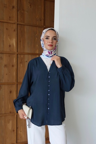 Moonsc V Yaka Önü Düğme Detaylı Lacivert Tesettür Gömlek
