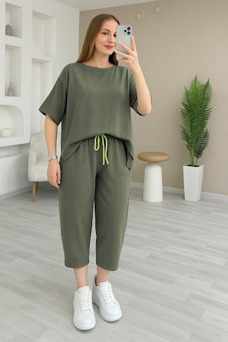 Supplierby Kadın Kısa Kollu Bisiklet Yaka Viskon Iki Iplik Bluz Ve Pantolon Ikili Takım Yeşil