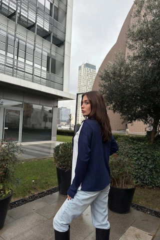 WeShaya Kadın Laci Asimetrik Kesim, Önü İki Parçalı, İnce Triko Kumaş, Salaş Bluz Kazak Lacivert